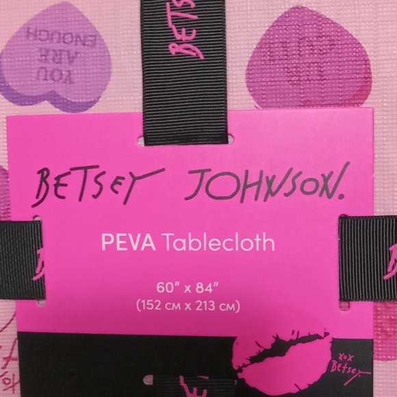 Betsey Johnson Valentines Day Tablecloth - Picture 2 of 3